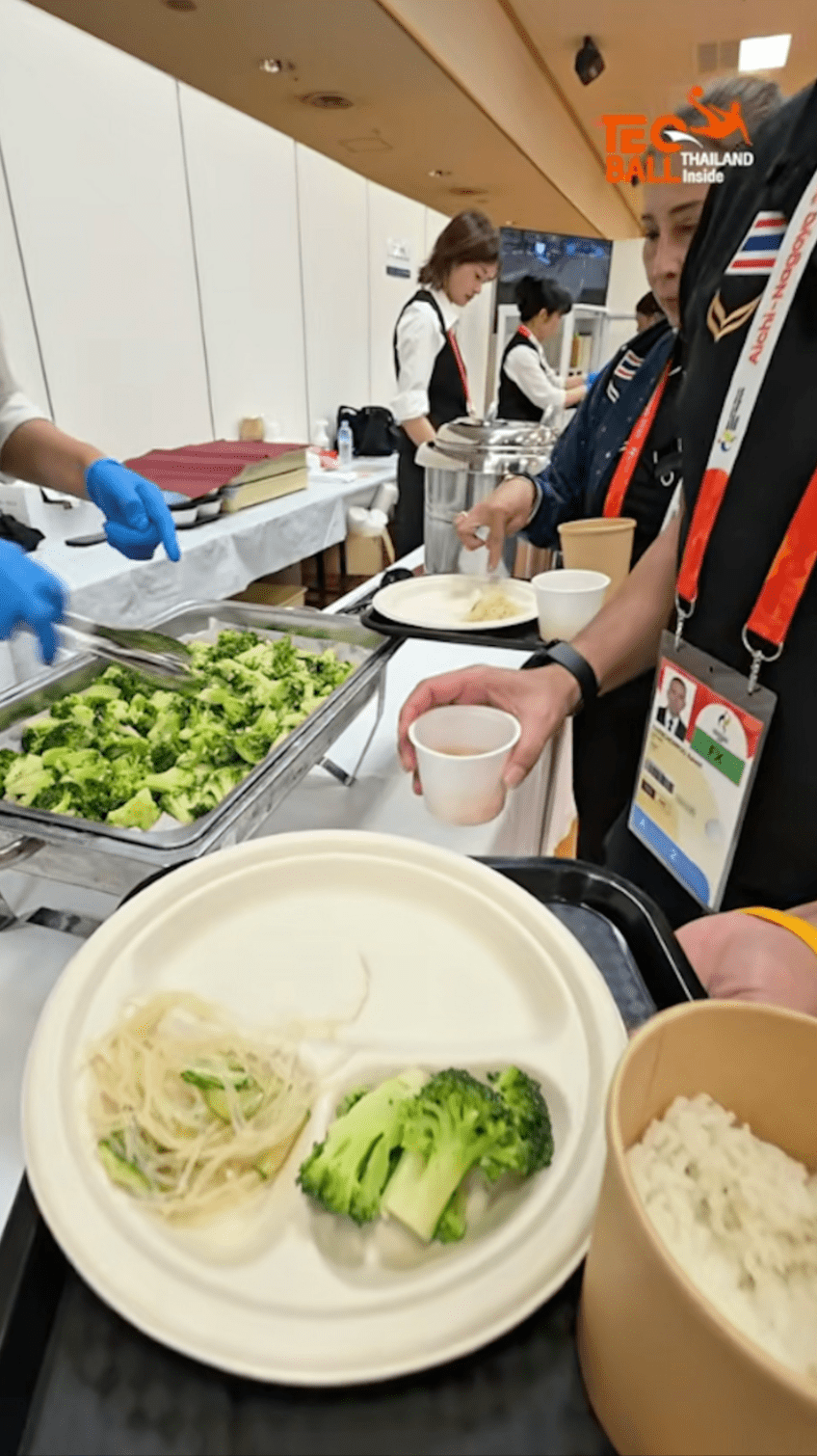 片中可見飯盒食物份量有限,帕普瓊普抱怨沒有泰式食物,並稱餐點「太少」,每天都是素食。 片中可見飯盒食物份量有限,帕普瓊普抱怨沒有泰式食物,並稱餐點「太少」,每天都是素食。