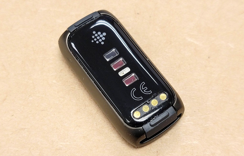 追踪器底部有多个Sensor，可以24小时监测心率，稍后经软件更新，还可量度皮肤温度变化及SpO2血氧浓度。