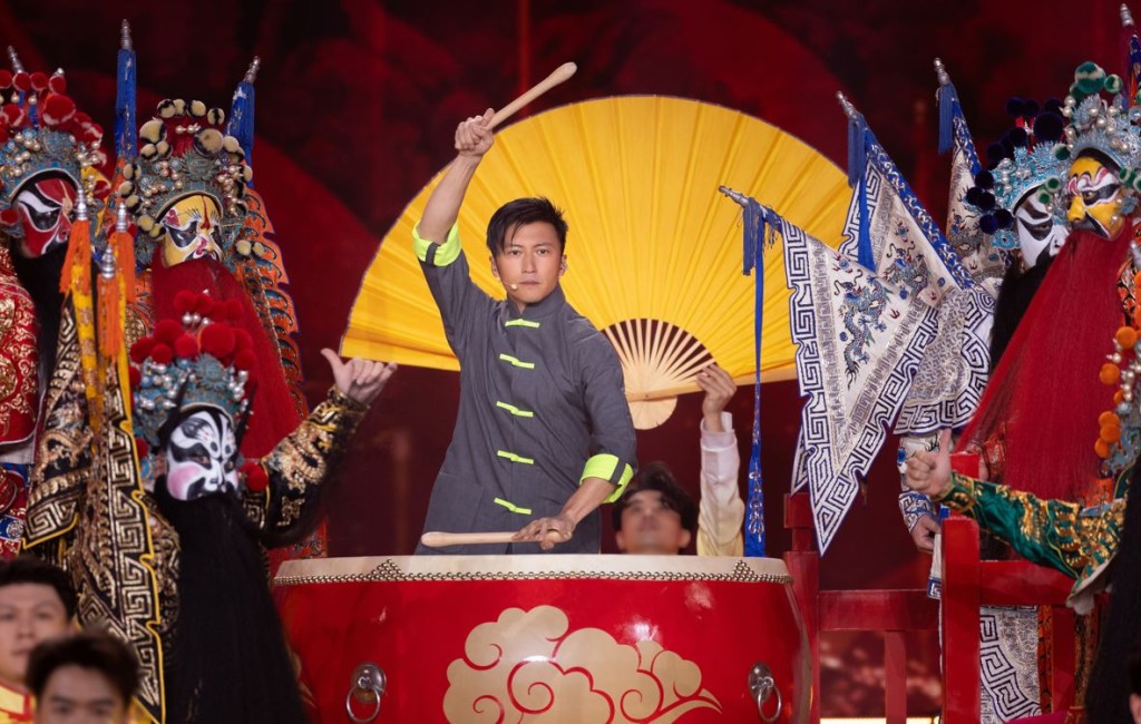 除了唱出《黃種人》，還表演打大鼓。