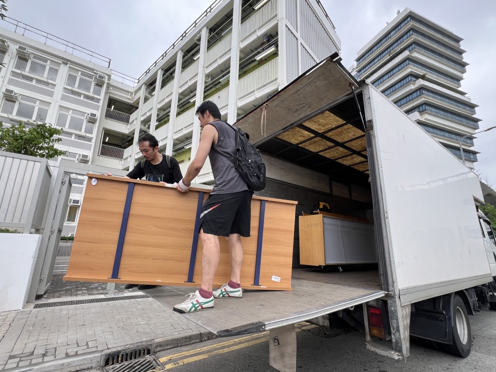 货车运送床架搬至柴湾过渡性房屋后，由搬运义工运送上楼。