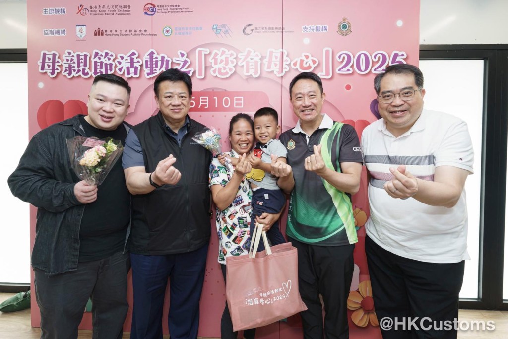 海關精心預備了愛心花束,並貼上心意咭,親手送給在場多位偉大母親。海關FB 海關精心預備了愛心花束,並貼上心意咭,親手送給在場多位偉大母親。海關FB