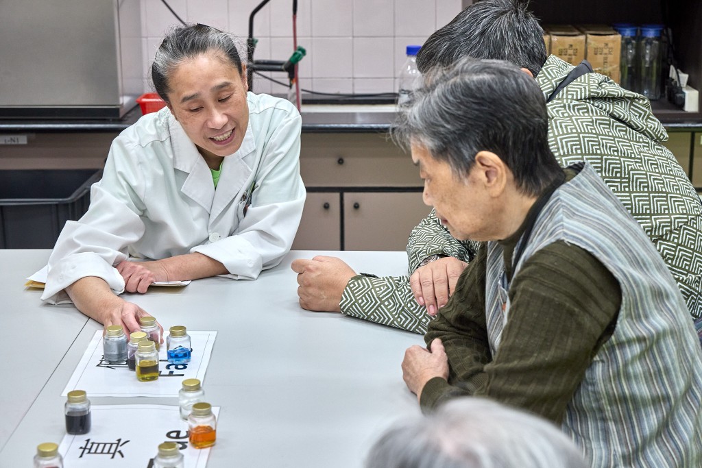 在「油王實驗班」中,導賞員以實物介紹不同顏色的油,幫助長者們更好地理解這些液體的特性。(由香港科學館提供) 在「油王實驗班」中,導賞員以實物介紹不同顏色的油,幫助長者們更好地理解這些液體的特性。(由香港科學館提供)