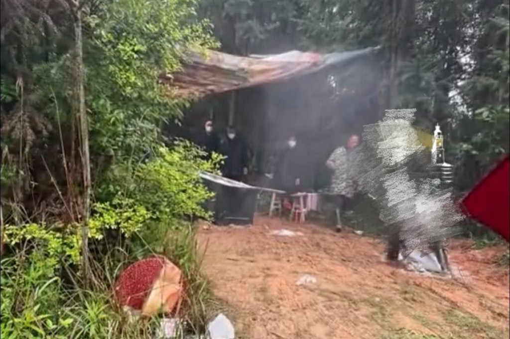 戶外簡陋帳篷存放著「克拉姐姐」的棺木。浪漲新聞