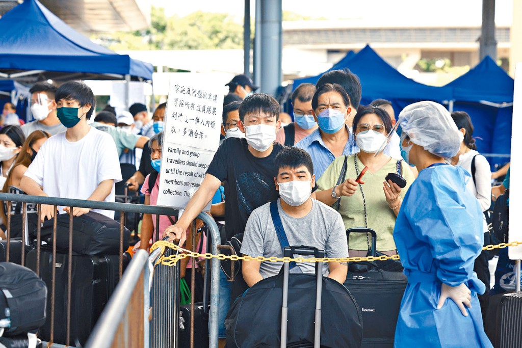 深圳灣口岸連日來均擠滿市民等候檢測過關。