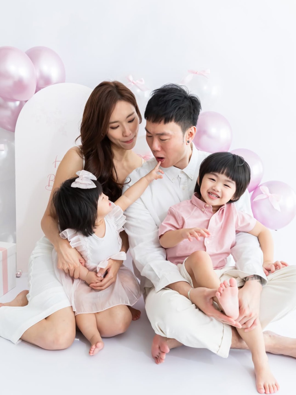 一家四口非常幸福溫馨。 一家四口非常幸福溫馨。
