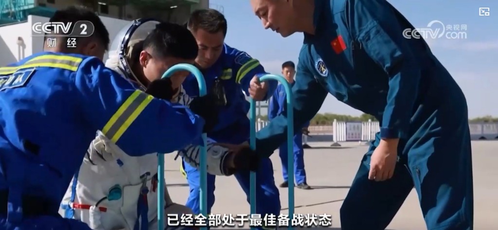 航天员救助队在演练紧急撤离航天员。央视