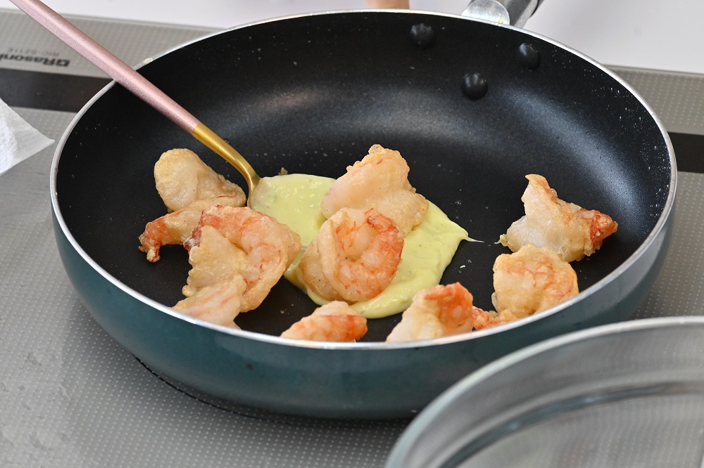 熄火才加入蝦仁拌勻醬汁。