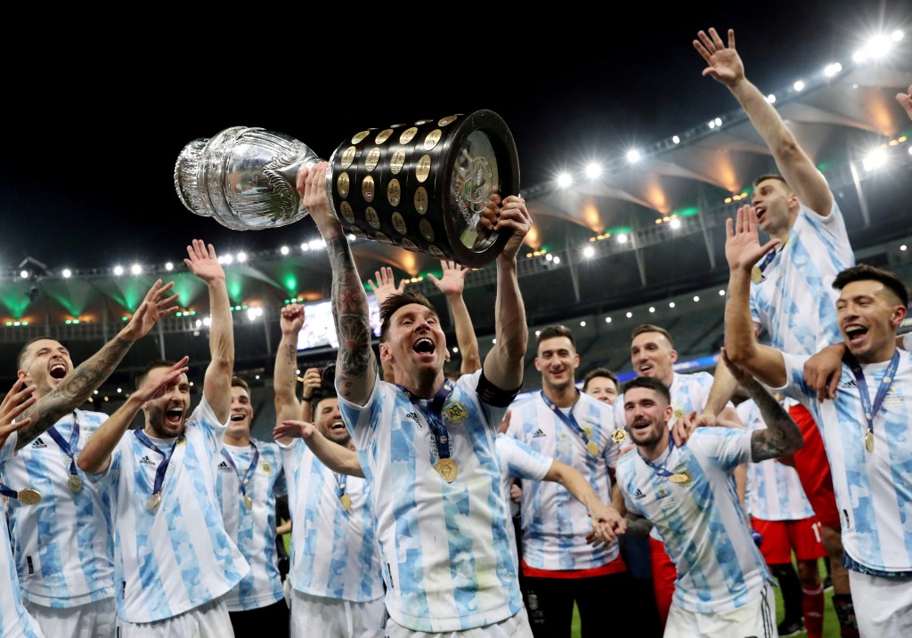 二○二一年美洲国家杯决赛阿根廷再遇巴西，迪马利亚为阿根廷一箭定江山胜1:0，美斯终于首次举起国际大赛奖杯。REUTERS资料图片