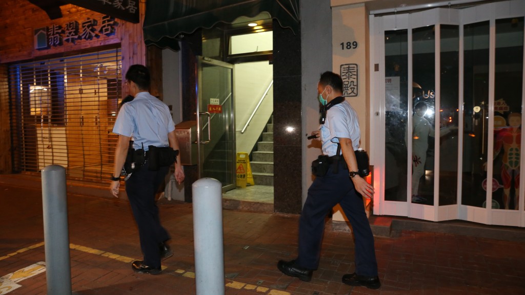 警員正調查事件。