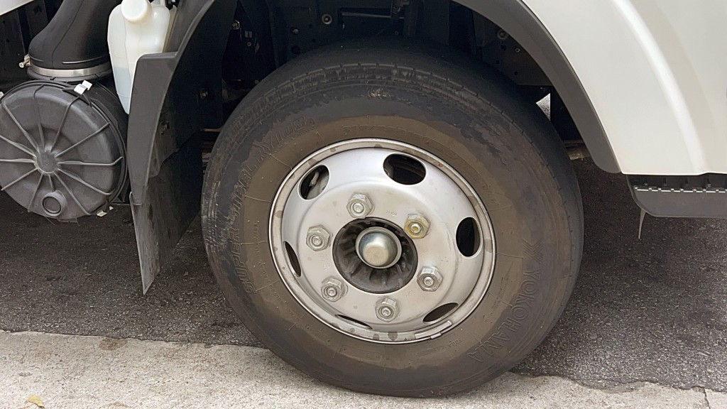 貨車車輪螺絲蓋被盜。 楊偉亨攝 貨車車輪螺絲蓋被盜。 楊偉亨攝