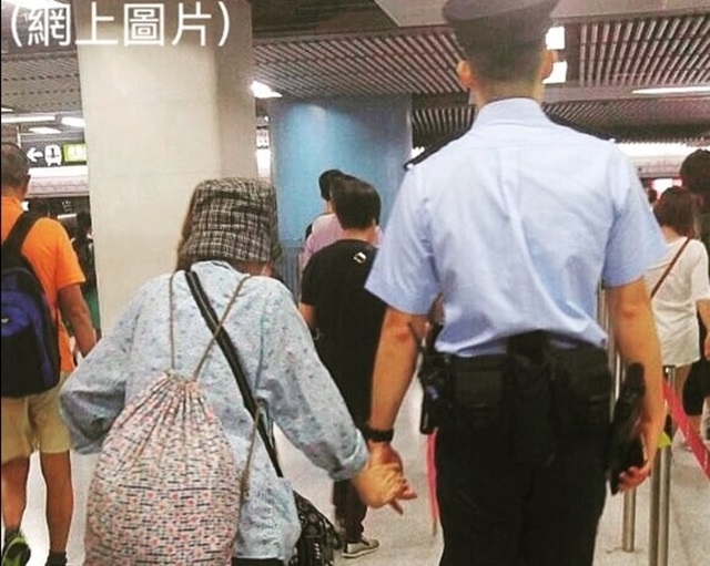 警員阿Sam(右)指為怕婆婆再走錯路,所以帶她前往月台。