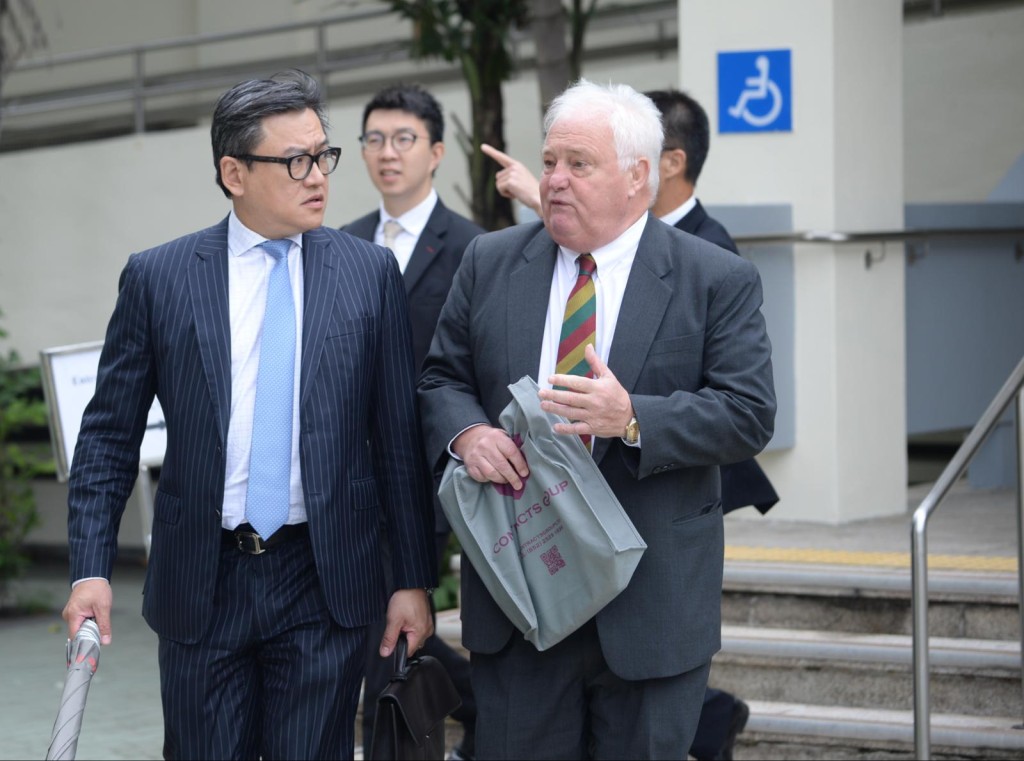 大狀Philip Boulding(右)。