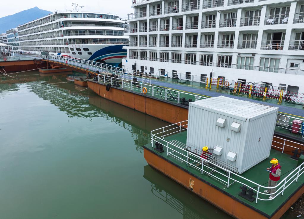 《施政報告》提出助力綠色航運，圖為湖北省宜昌市碼頭岸電建設及新能源船舶應用。