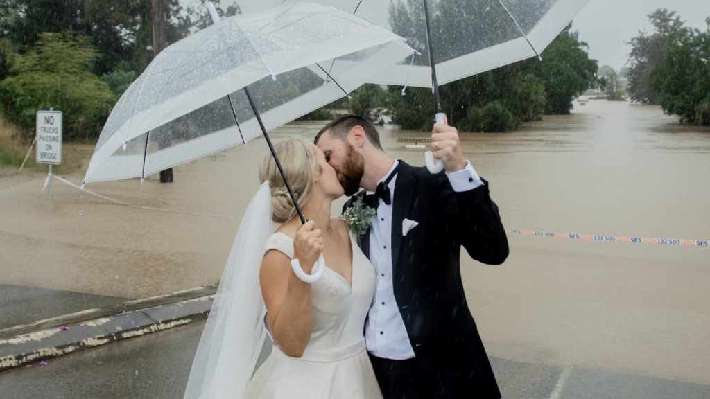 澳洲新人結婚被困洪水，意外拍下史詩式結婚照。Twitter圖片
