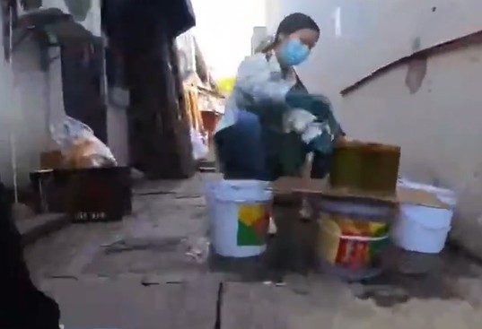 一名女工正清洗發霉的竹筒。網圖