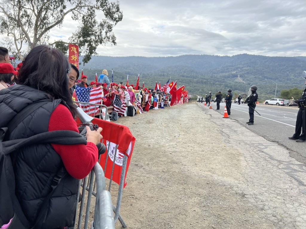 大批華裔僑民在最近的路邊，高舉國旗表達歡迎國家主席習近平來訪和冀望中美和平。彭詩喬攝