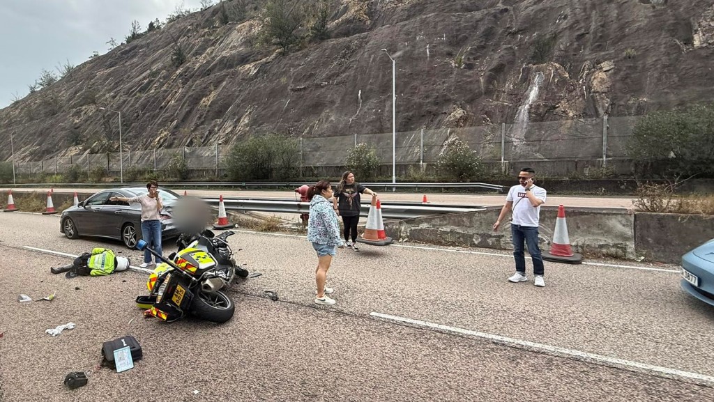 從網上圖片可見,平治與警察電單車相撞後,警員受傷倒地。 從網上圖片可見,平治與警察電單車相撞後,警員受傷倒地。