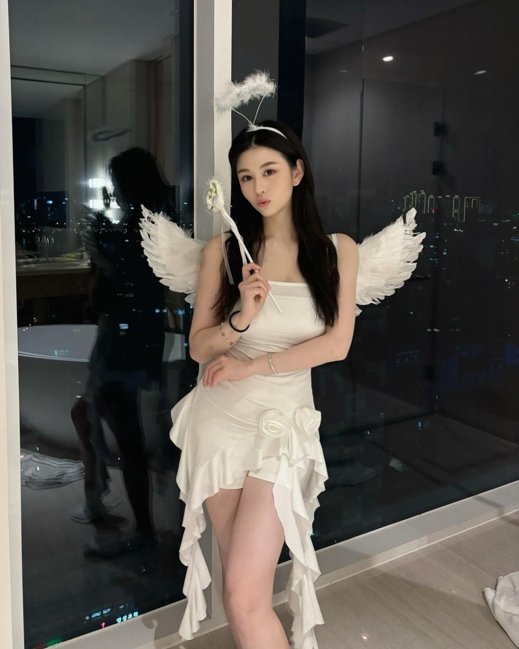 其后就影个人照，沈月望住镜头甜笑兼嘟嘴，再加上一双让人艳羡的白滑长腿，甚有几分“天使下凡”的感觉。