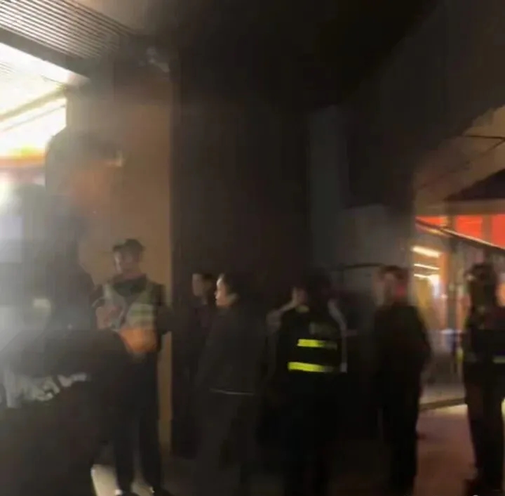 杭州珠寶店發生劫案,驚動不少保安及警員。 杭州珠寶店發生劫案,驚動不少保安及警員。