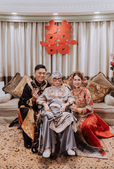莊母撐住精神盛裝出席婚禮，見證女兒莊思明與楊明的人生大事。