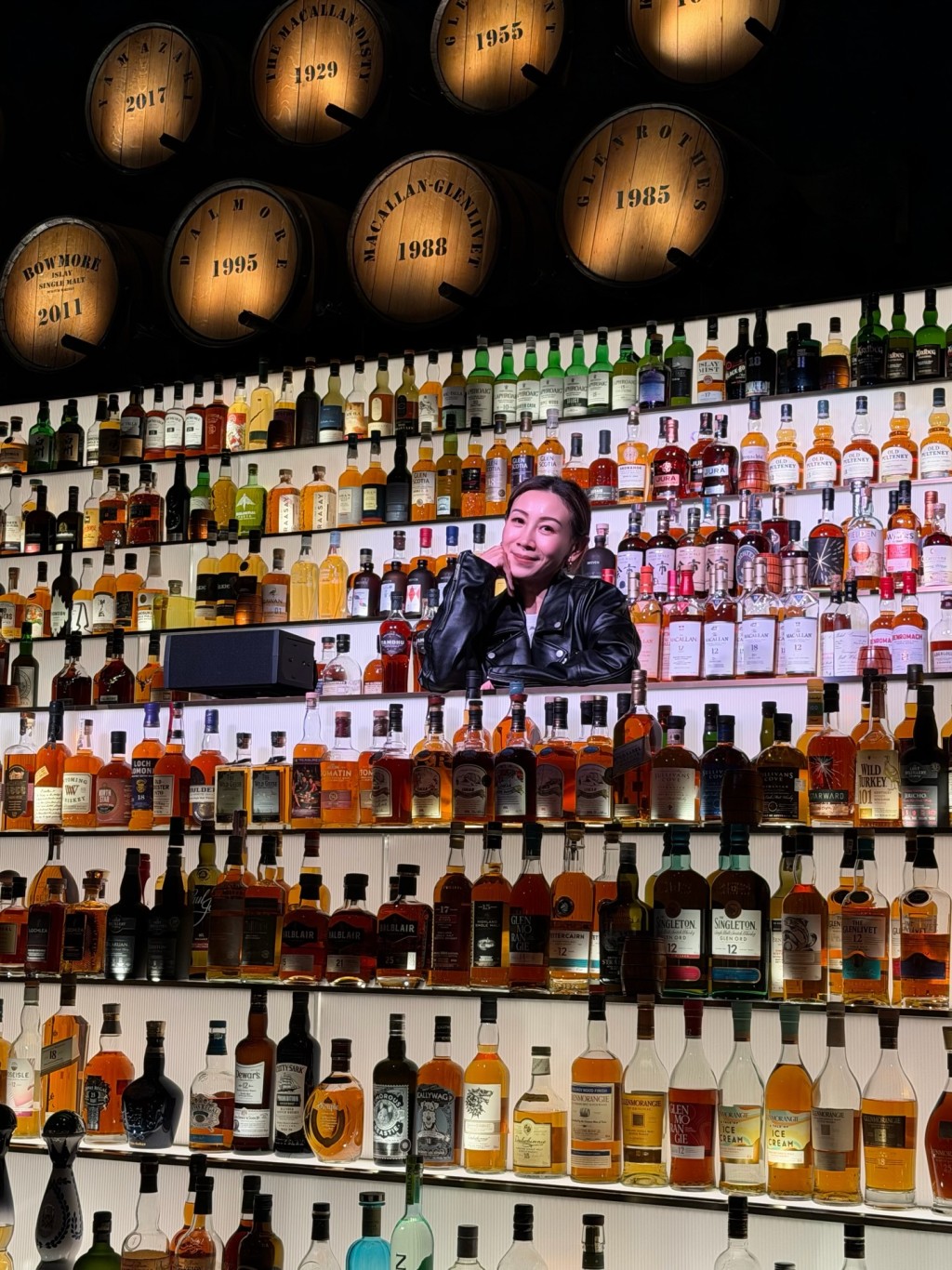 區文詩到酒吧打卡。