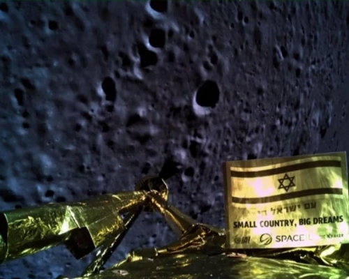 登陆器机身上印著「小国家，大梦想」，但这些梦想却无法成真。 （网图）