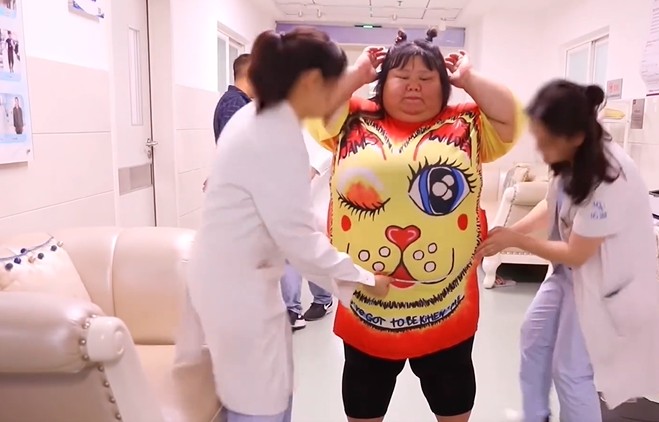 花花到广州的医院寻求手术方法减肥。网图