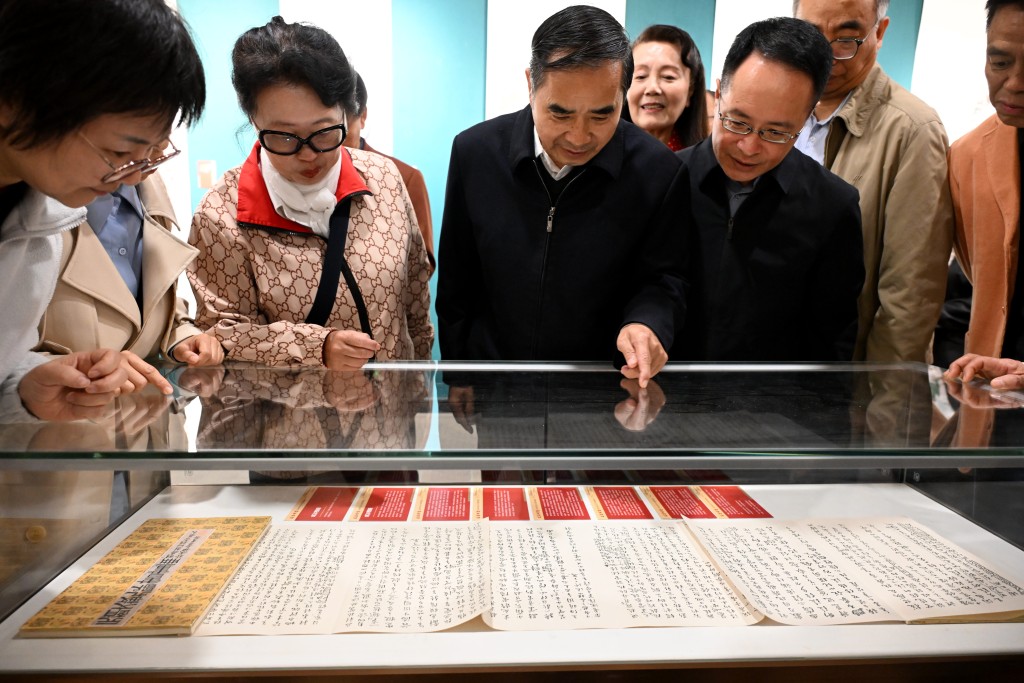 吴石遗书高清复制件吸引参观者。中新社 吴石遗书高清复制件吸引参观者。中新社