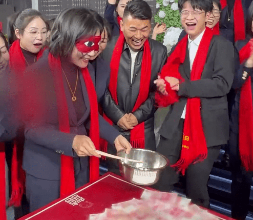 21歲金店老闆在尾牙活動上推出的一系列福利舉措。