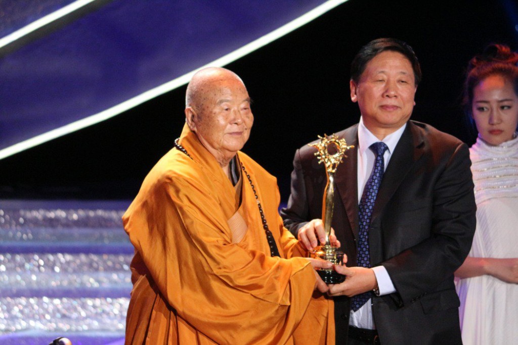 2013年，叶小文为星云法师颁奖。