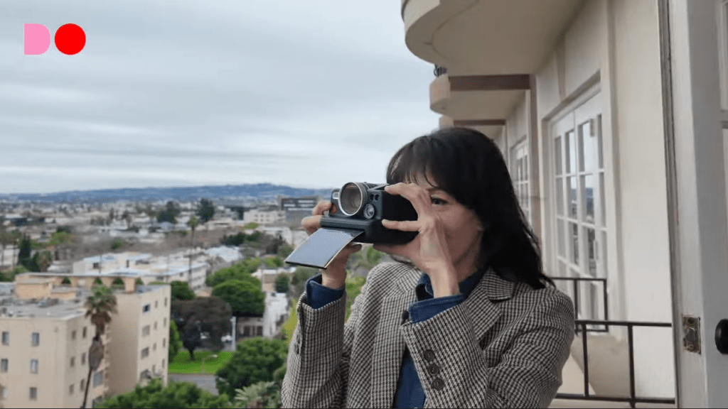 郑裕玲用即影即有相机拍下露台外的风景留念。