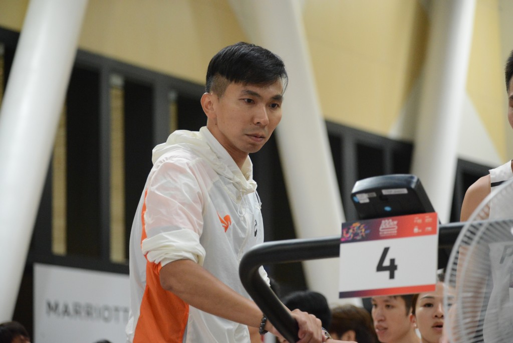 PEGASUS athletics club总教练徐弘泰认真指导。杨功煜摄