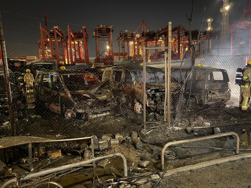 多部汽車被燒剩支架。