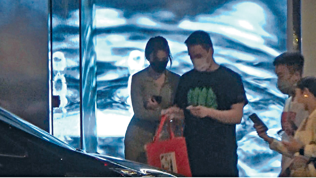 進擊摸手■入夜離開餐廳時，Alice終於忍唔住挨近猷啟，仲乘機掂吓對方隻手仔。