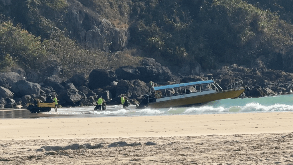 Desmond翌日早上見到漁護署清潔工將幾十袋包好的垃圾，逐包搬上船運走。YouTube頻道《全職路人》提供