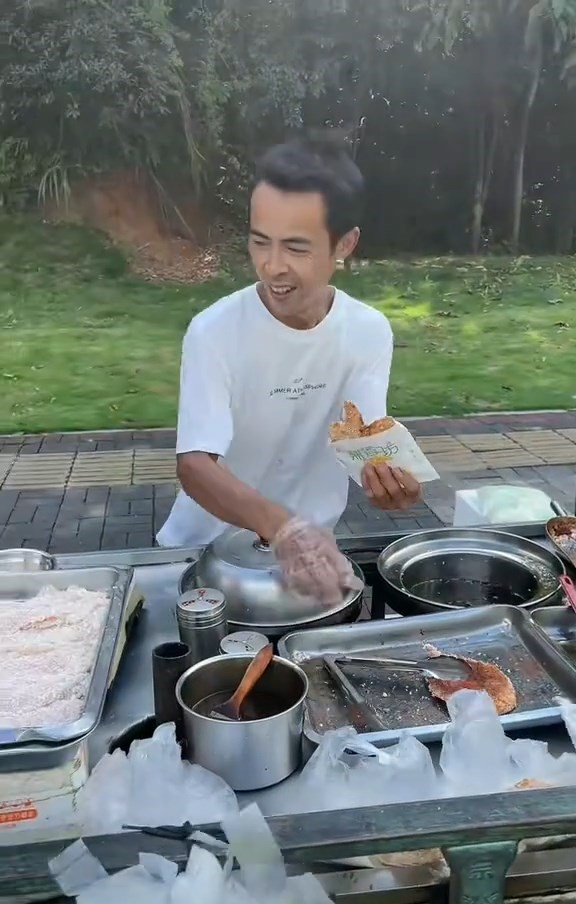 3年前，雞排哥擺攤的位置沒有人龍。抖音@ 付嘉玉瓷都家具