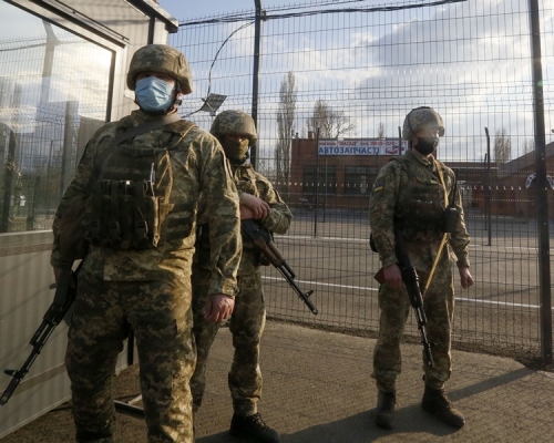 烏克蘭士兵在一處邊境檢查站站崗。AP