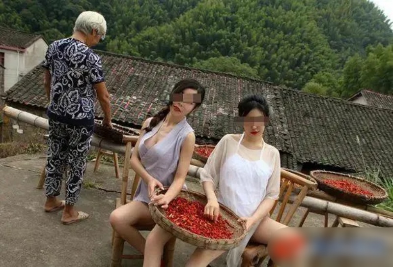 露胸装束扮在农村晒辣椒。
