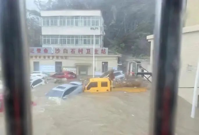 珠海近岸住宅區海水倒灌。 