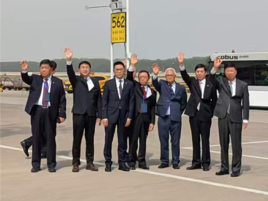 鄭麗文一行結束大陸參訪,中午搭機離京返台。包括中台辦主任宋濤在內,多位中共官員至機場送機。 中時 鄭麗文一行結束大陸參訪,中午搭機離京返台。包括中台辦主任宋濤在內,多位中共官員至機場送機。 中時