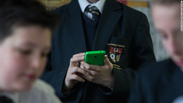 学生在课堂使用手机，被指容易造成分心。网上图片
