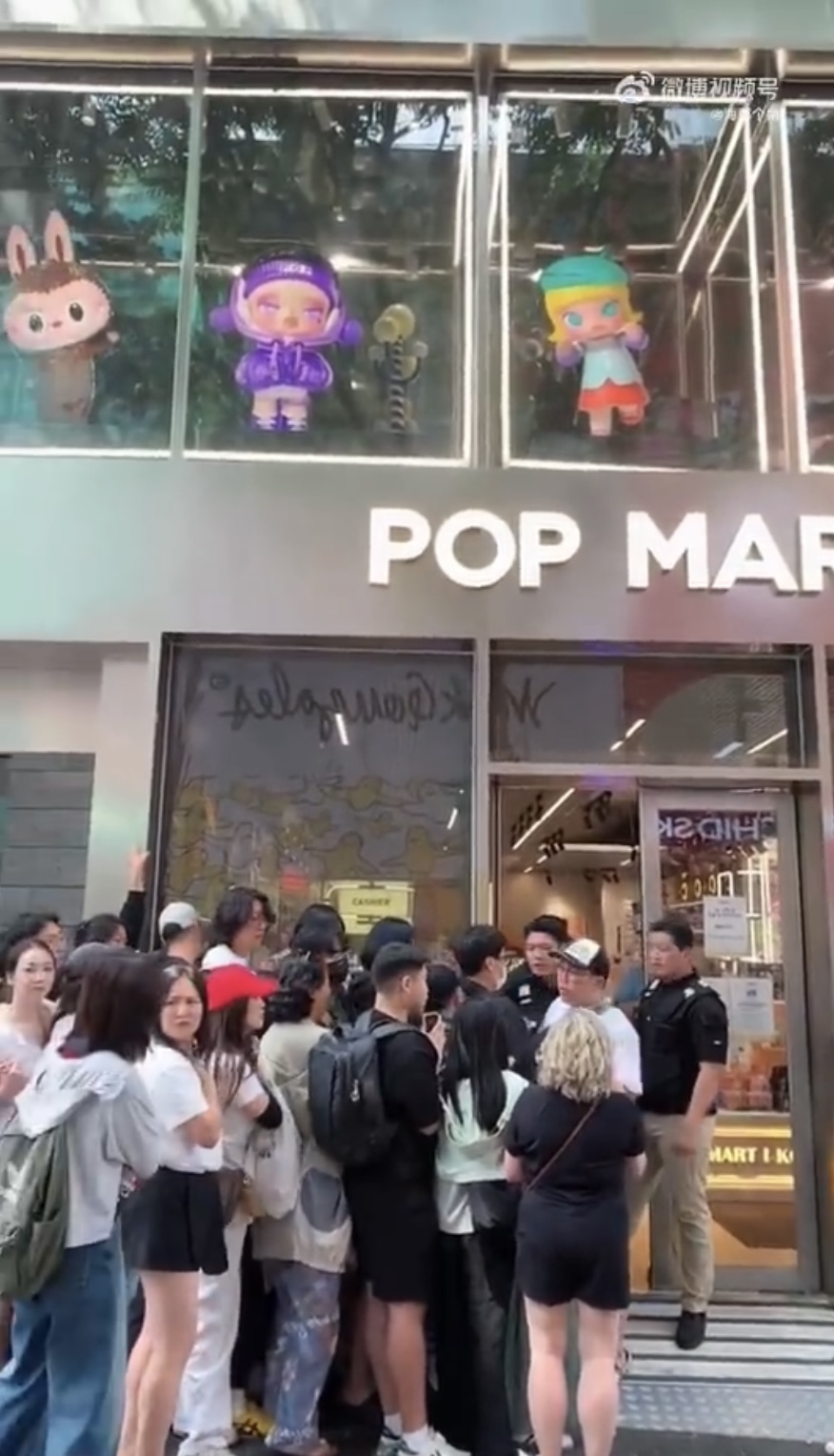 首爾POP MART門前排隊大聲爭吵。 微博