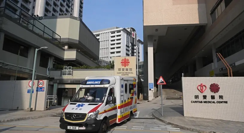 男子頸部受傷,送往明愛醫院治理。