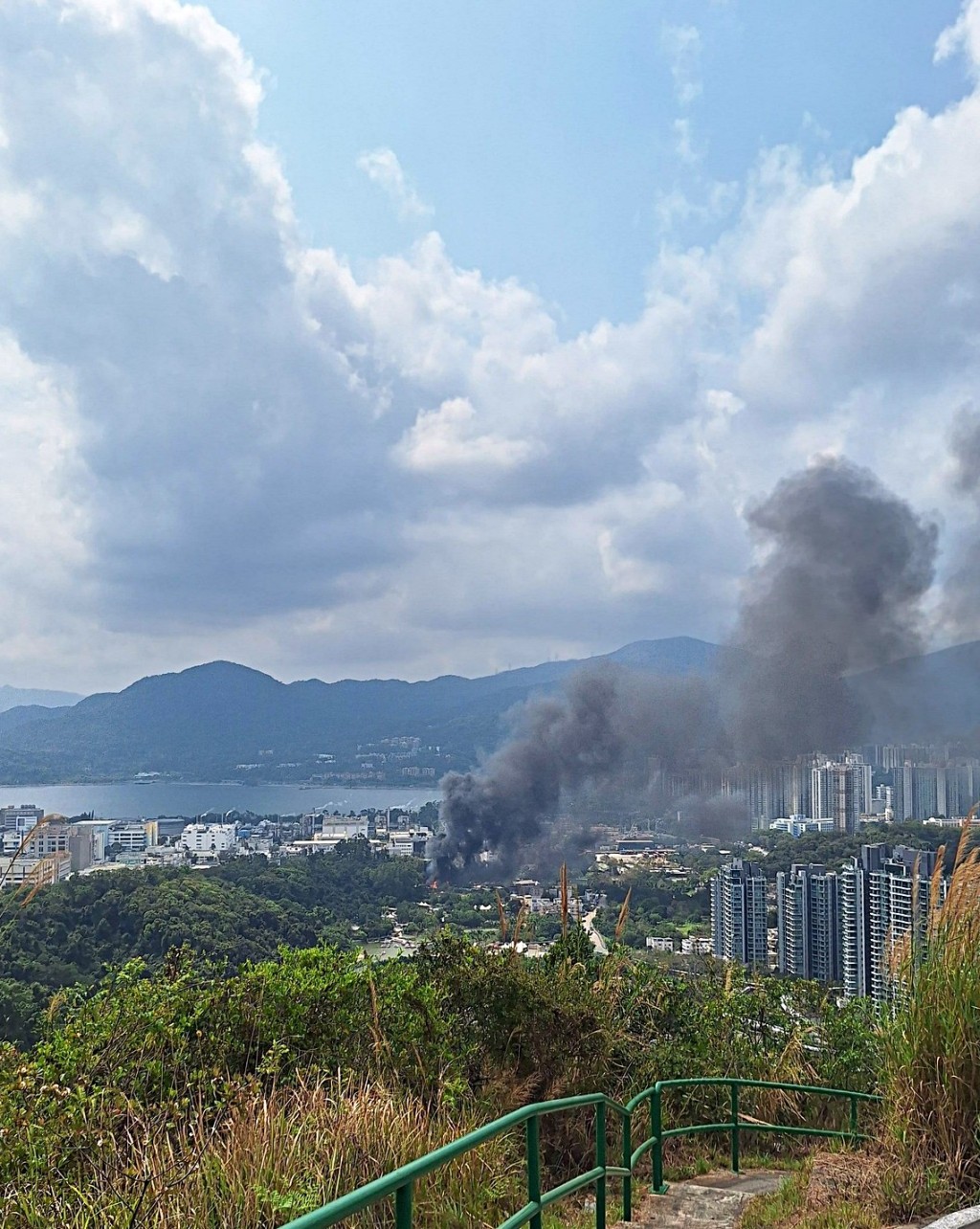 現場濃煙席捲半空。網圖 現場濃煙席捲半空。網圖