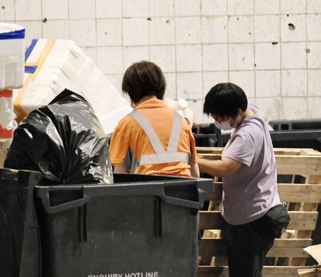 2020年1月，時任特首林鄭月娥在修例風波後公布「十大民生措施」圖紓緩民怨，承諾為獲豁免強積金供款的低收入僱員和自僱人士代供，約20萬人受惠。資料圖片