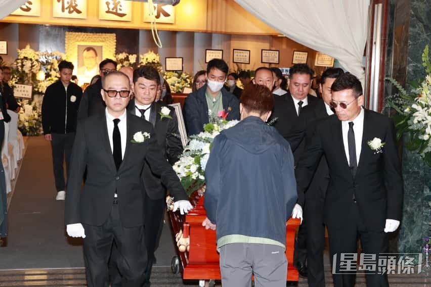 日前(18日)Bobby為許紹雄扶靈。 日前(18日)Bobby為許紹雄扶靈。