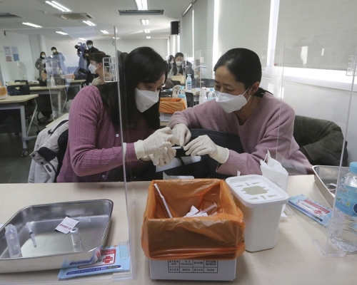 南韓醫護人員正學習注射疫苗。AP