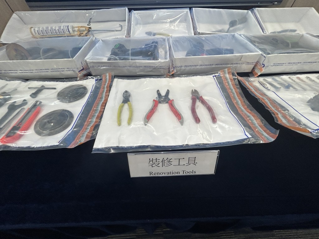 行動中檢獲裝修工具。林思明攝 行動中檢獲裝修工具。林思明攝
