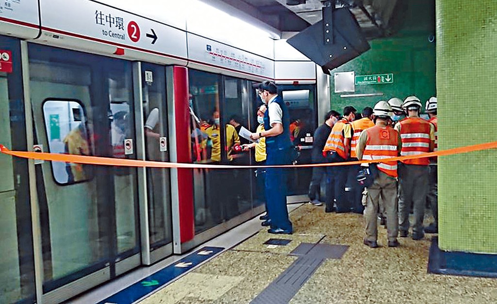 工程人员到大窝口站了解出事原因。