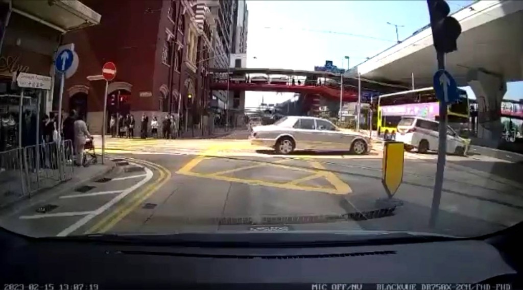 城巴駛至撼私家車左邊車頭。車cam L（香港群組）FB群組